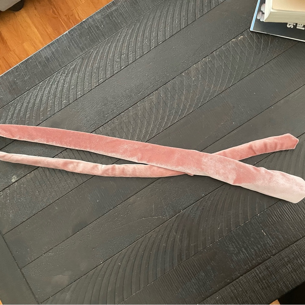 Pink velvet tie
